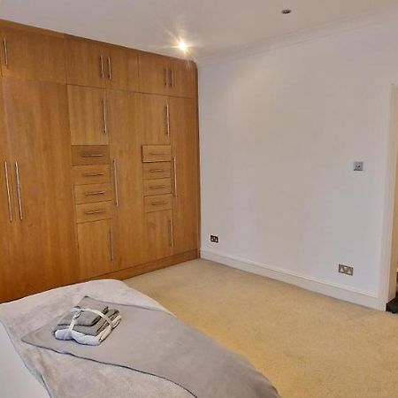 Action Packed Local 3Br 1 Mins Walk To Everything Appartamento Londra Esterno foto