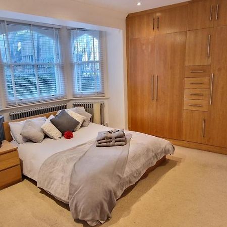 Action Packed Local 3Br 1 Mins Walk To Everything Appartamento Londra Esterno foto