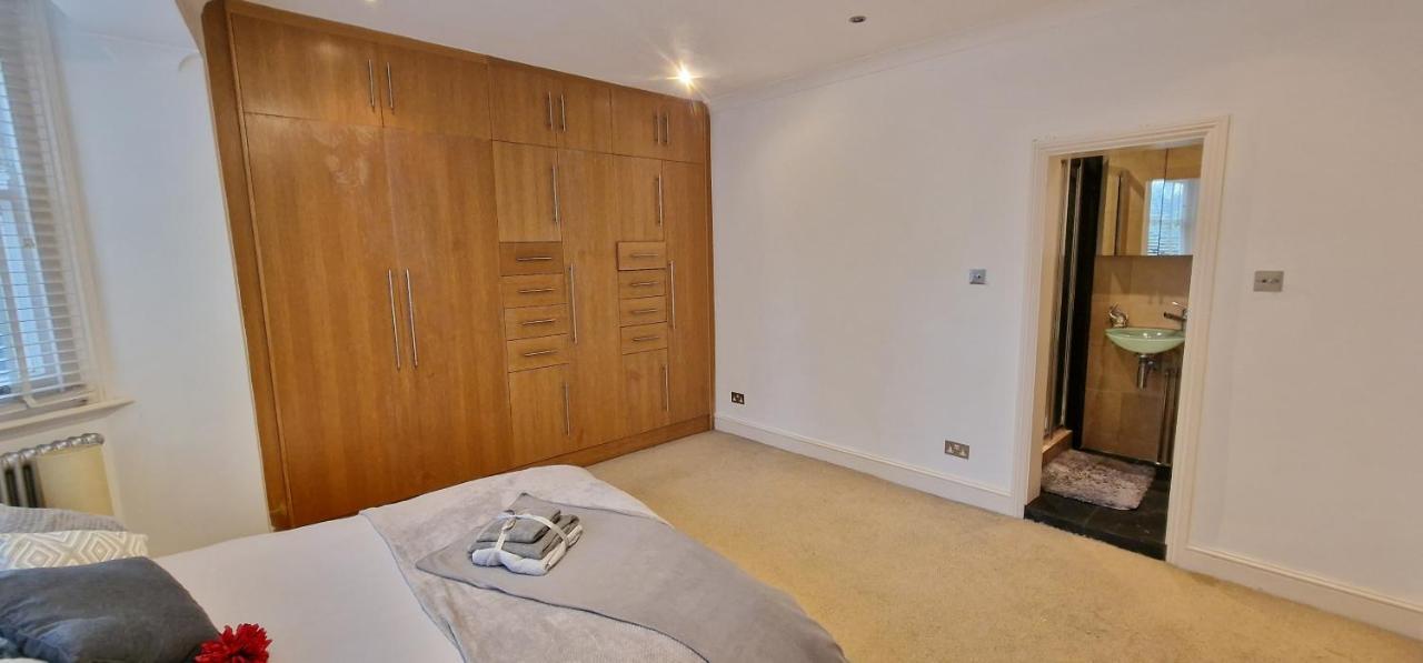 Action Packed Local 3Br 1 Mins Walk To Everything Appartamento Londra Esterno foto