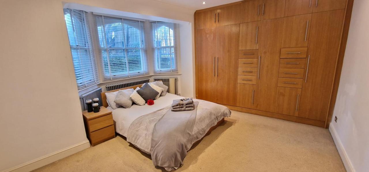 Action Packed Local 3Br 1 Mins Walk To Everything Appartamento Londra Esterno foto