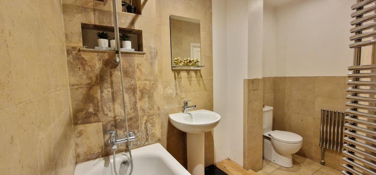 Action Packed Local 3Br 1 Mins Walk To Everything Appartamento Londra Esterno foto
