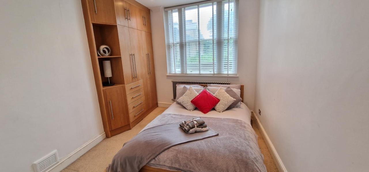 Action Packed Local 3Br 1 Mins Walk To Everything Appartamento Londra Esterno foto