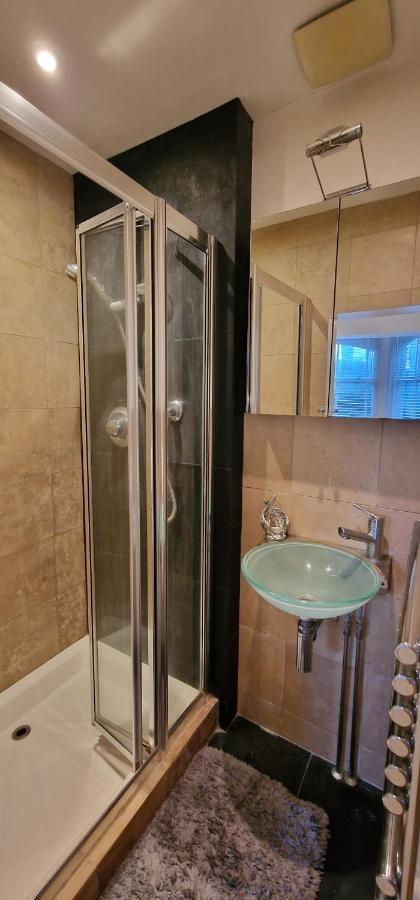 Action Packed Local 3Br 1 Mins Walk To Everything Appartamento Londra Esterno foto