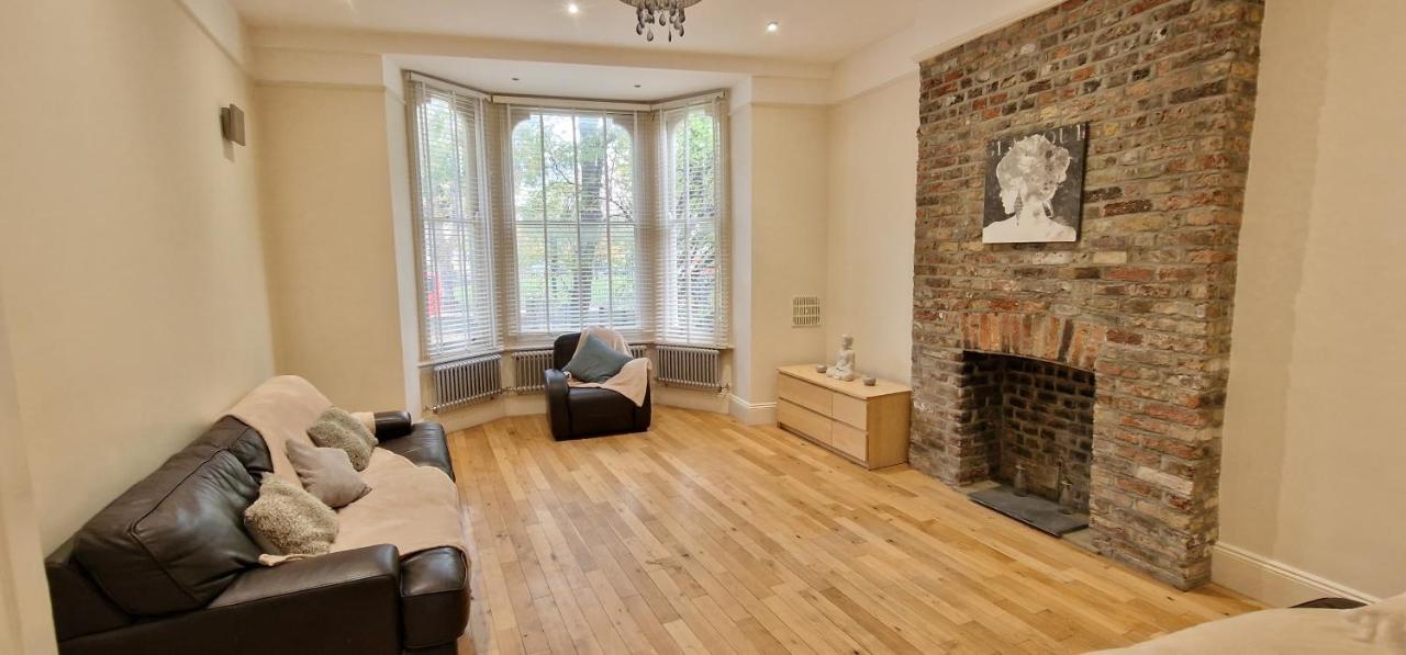 Action Packed Local 3Br 1 Mins Walk To Everything Appartamento Londra Esterno foto