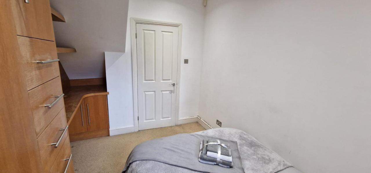 Action Packed Local 3Br 1 Mins Walk To Everything Appartamento Londra Esterno foto