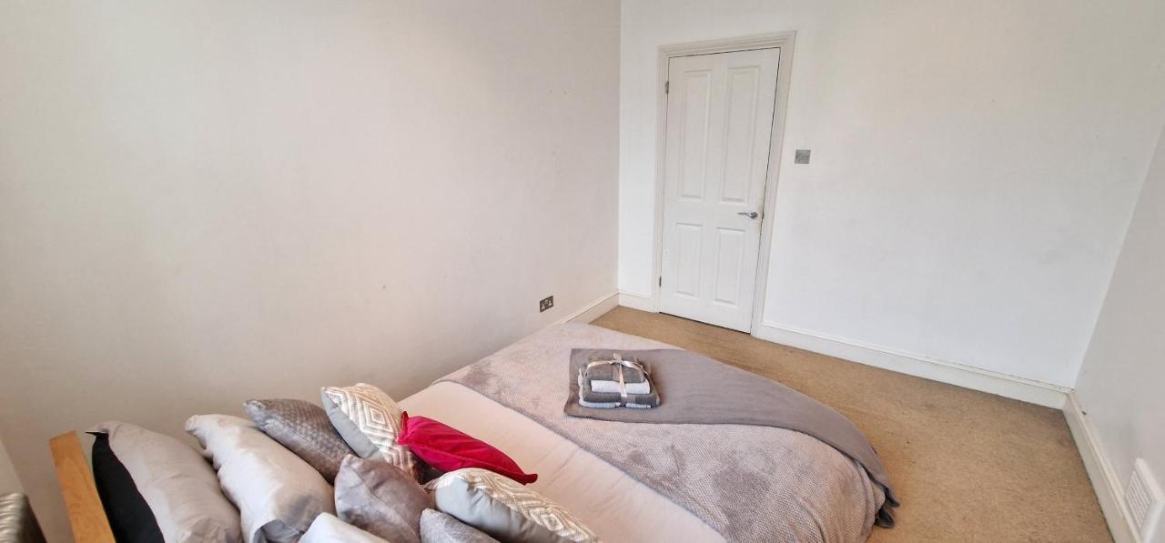 Action Packed Local 3Br 1 Mins Walk To Everything Appartamento Londra Esterno foto