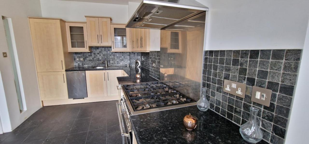Action Packed Local 3Br 1 Mins Walk To Everything Appartamento Londra Esterno foto