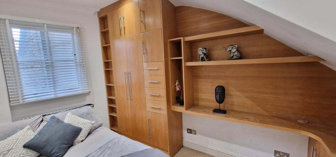 Action Packed Local 3Br 1 Mins Walk To Everything Appartamento Londra Esterno foto